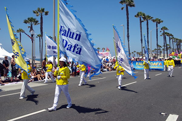 7月4日美國獨立日，法輪功學員參加美西海岸最大規模的國慶遊行——南加州杭庭頓海灘市（Huntington Beach）遊行。（劉菲/大紀元）