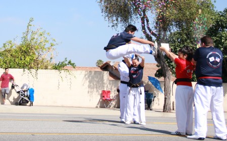 跆拳道團體參與國慶遊行，表演飛踢木板。（徐綉惠/大紀元）