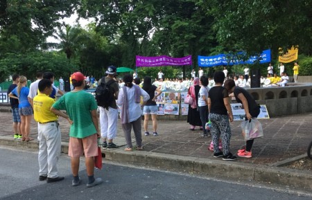 2016年7月17日，泰國法輪功學員在曼谷舉行集會，紀念反迫害17周年。圖為民眾觀看紀念活動、真相展版。（大紀元）