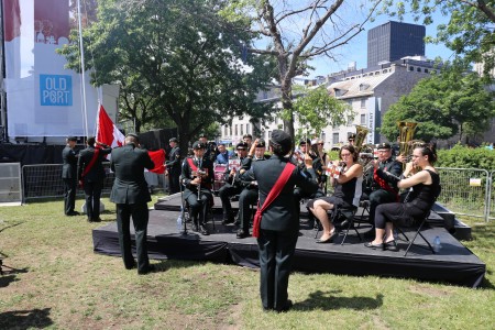 軍樂隊演奏加拿大國歌，儀仗隊升旗。（易明 / 大紀元）