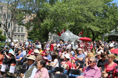 在蒙特利爾老港參加加拿大國慶慶典活動的民眾。（易明 / 大紀元）
