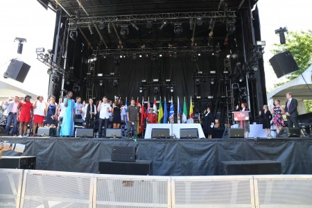 來自原籍18個國家的40位新公民在老港的加拿大國慶日慶典上宣誓入籍。（易明 / 大紀元）