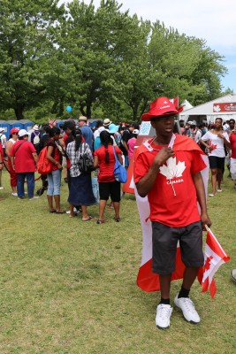 在蒙特利爾老港參加加拿大國慶慶典的人們。（易明 / 大紀元）