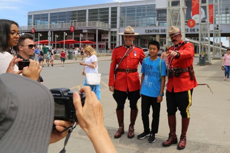 皇家騎警同來參加慶典活動的遊客拍照留念。（易明 / 大紀元）