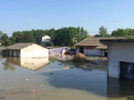 湖北天门市扒堤分洪制造人祸，近90座村庄被淹，数十万村民被困。图为村庄受灾图。（村民提供）