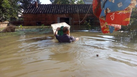 湖北天门市扒堤分洪制造人祸，近90座村庄被淹，数十万村民被困。图为村庄受灾图。（村民提供）