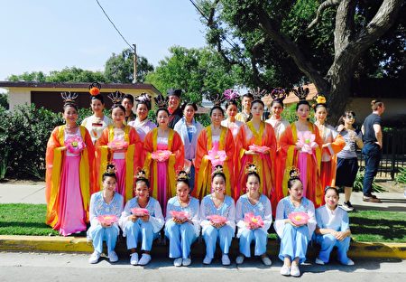 法輪功學員組成的傳統服飾隊展現了不同的中華傳統文化。（袁玫/大紀元）