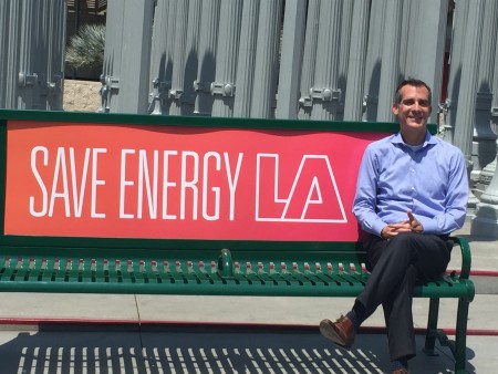 洛杉磯市長加西堤坐在節能標誌（Save Energy LA）椅上，呼籲居民響應省電號召。（黃文華/大紀元）