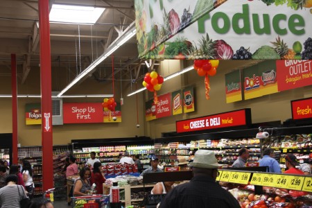 GROCERY OUTLET bargain market是美國最大的超值平價雜貨零售店之一，提供各類名牌食品、雜貨。（大紀元）