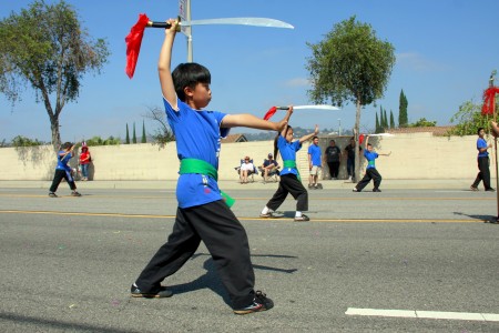 華裔團體參與國慶遊行，展示中國少林武術功夫。（徐綉惠/大紀元）