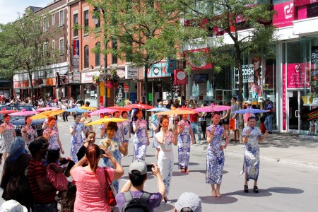 參加國慶遊行的華人社團旗袍隊。（陸通 / 大紀元）