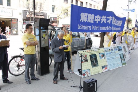 2016年7月20日，年逾七旬的老華僑蔡先生（左二）專程前來參加法輪功學員在中領館前的反迫害集會，他指中共的基因就是邪惡。（鍾原 / 大紀元）