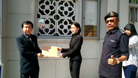 法輪功學員代表到中共駐馬大使館遞交抗議信。（Andy Loo／大紀元）