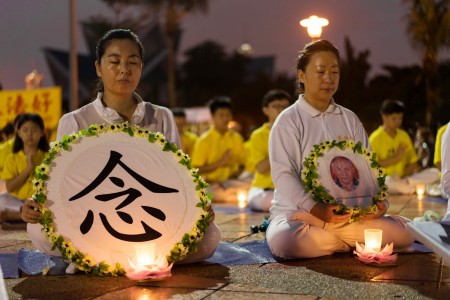 7月20日當天，部分法輪功學員冒著細雨，在首都吉隆坡蒂蒂旺莎湖濱公園，悼念在中國大陸被中共迫害致死的法輪功學員。 （Steven／大紀元）
