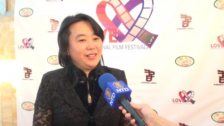 洛杉矶关爱国际影展评委燕珍表示《小乾坤》传达神话世界讯息。（薛文/大纪元）