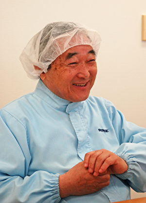 ROYCE’巧克力公司創業者山崎泰博社長，現已60多歲，依然每天穿著工作服穿梭於生產第一線。（大紀元資料）
