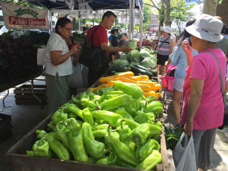 绿色市场上供应的新鲜果蔬。