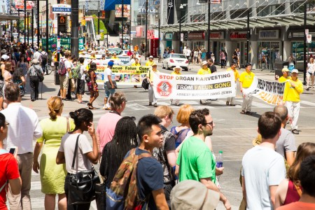 多伦多千人大游行——反迫害方阵，谴责活摘器官。（艾文／大纪元）
