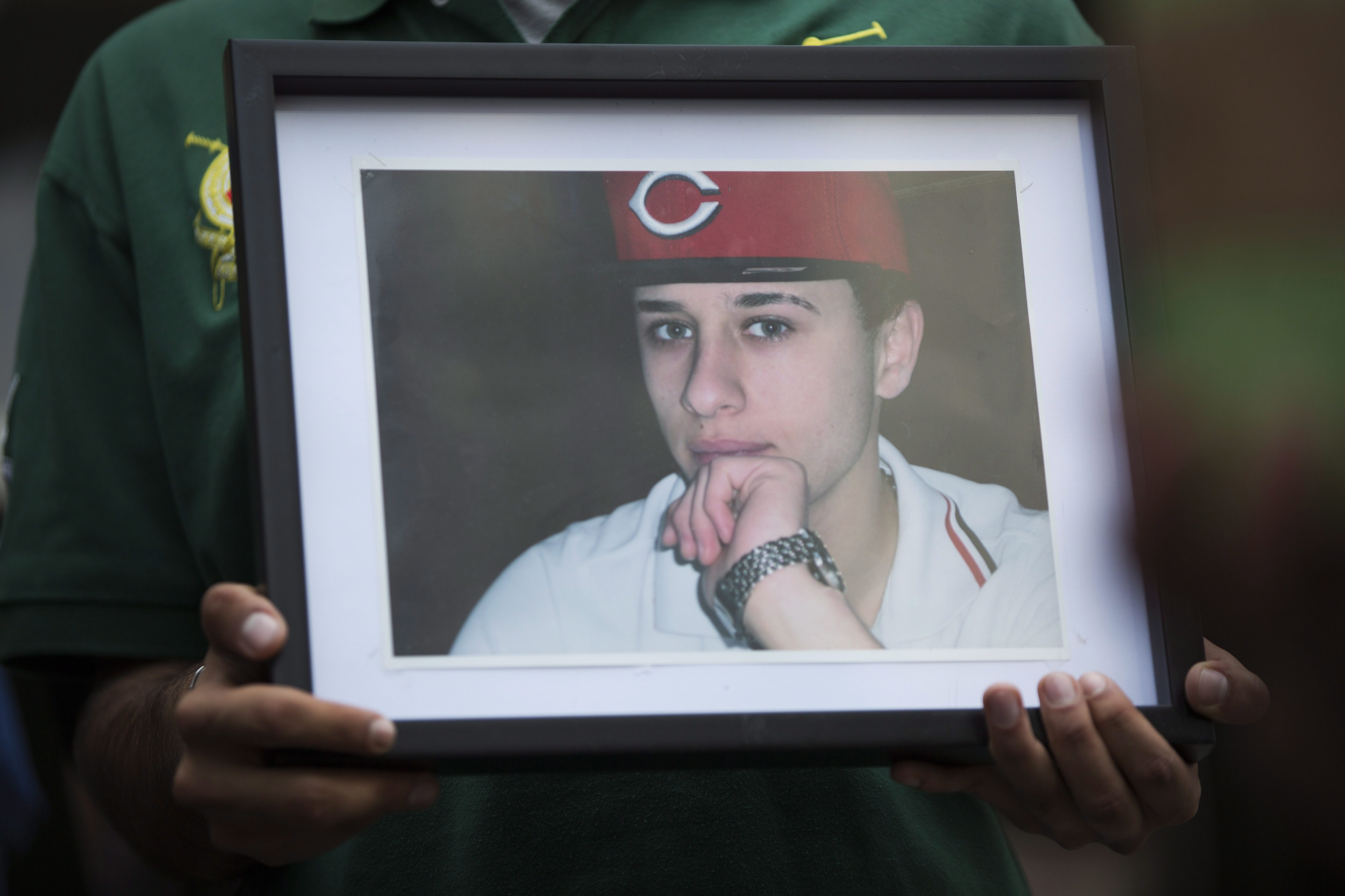 被擊斃的18歲敘利亞裔青年雅廷的遺像。（加通社）