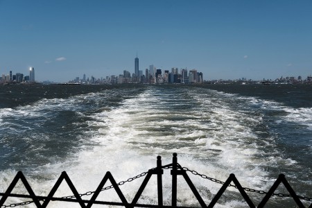 在史坦顿岛免费轮渡上，可以欣赏到曼哈顿的天际线。