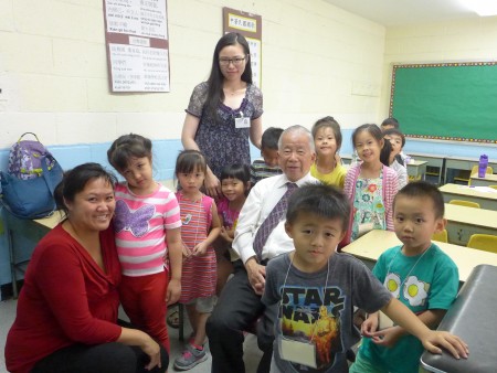 黄炯常校长和幼稚园班的学生、家长及老师。