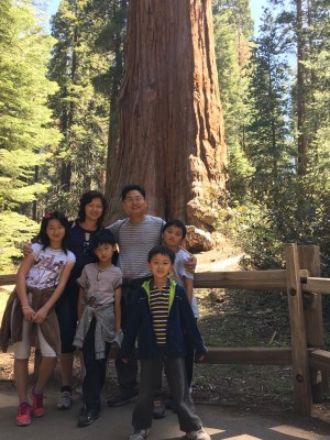 张大钦律师与家人巨杉国家公园。(张大钦律师提供)