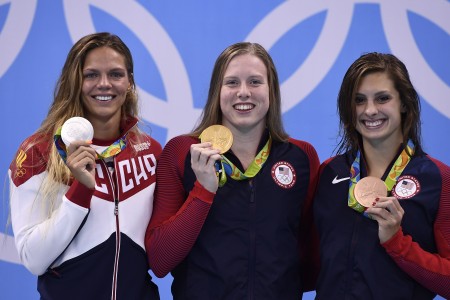圖為美國女泳將金恩(Lilly King)（中）和隊友麥利(Katie Meili)（右），以及俄羅斯選手艾菲莫娃(Yulia Efimova)（左）。（GABRIEL BOUYS/AFP）
