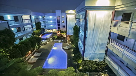 俯瞰Cupertino Hotel的整體建築與中庭泳池畔。（Cupertino Hotel提供）