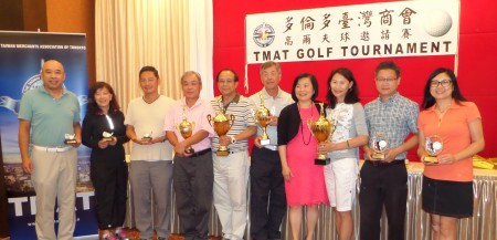 多伦多台湾商会会长黄丽美（右4） 与得胜者合照。（梁清祥提供）