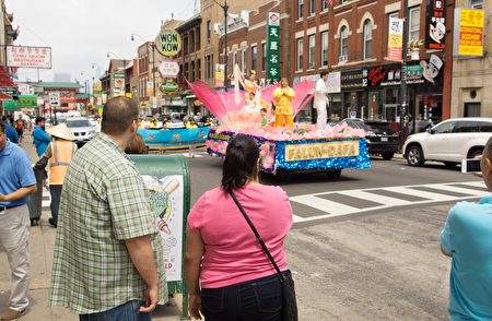 2016年7月30日，来自中部十个州的法轮功学员汇集在芝加哥中国城举行盛大的游行。图为观众观看莲花花车。（David Yang/大纪元）