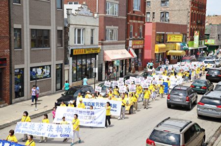 2016年7月30日，来自中部十个州的法轮功学员汇集在芝加哥中国城举行盛大的游行，游行队伍绵延数个街区。（陈杰杰/大纪元）