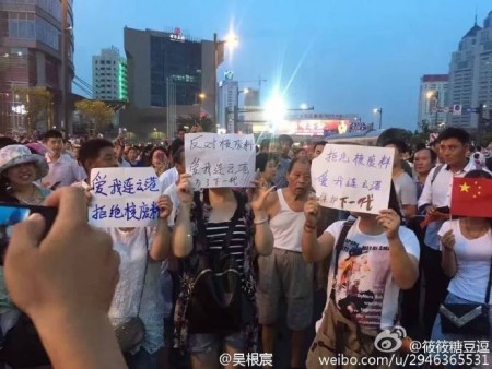 江蘇連雲港市民眾抗議建核廢料處理廠事件仍然在持續，8月8日晚近萬名民眾不畏政府打壓，走上街頭進行「散步」。（網絡圖片）