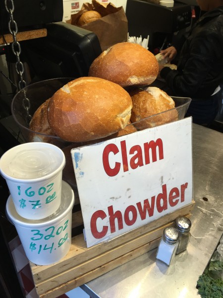 几乎每一家餐厅都会在门口摆出他们的招牌——周打蚬汤（Clam Chowder）。（小玩童）