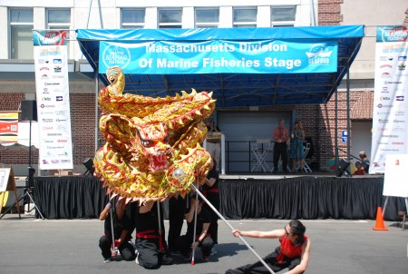 第五届波士顿海鲜节上巾帼醒狮团表演“游龙戏珠”。(王尚德/大纪元)