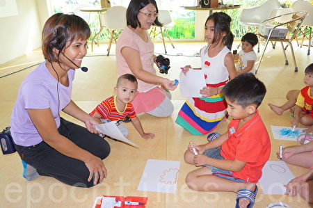 娜娜(圖左)帶領社區新住民第二代，在學習中融入母語。（李怡欣／大紀元）