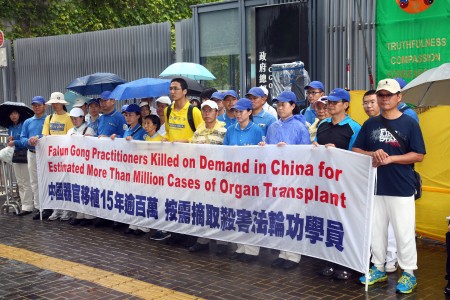 8月21日，香港部分法轮功学员趁国际器官移植协会（TTS）大会在港举行期间举行“全球联动 制止强摘”集会。(潘在殊/大纪元)