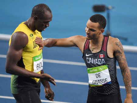 200米賽后，銀牌得主安省萬錦短跑明星德格拉斯（Andre De Grasse），把手放在金牌得主牙買加閃電博爾特（Usain Bolt）的胸前。（加通社）