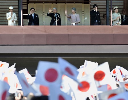 日本皇室象徵國家團結。圖為天皇明仁（左3）、皇后美智子（右3）、皇太子德仁（左2）、太子妃雅子（左）、秋篠宮文仁（右2）和秋篠宮妃紀子（右）向民眾揮手執意。（AFP）