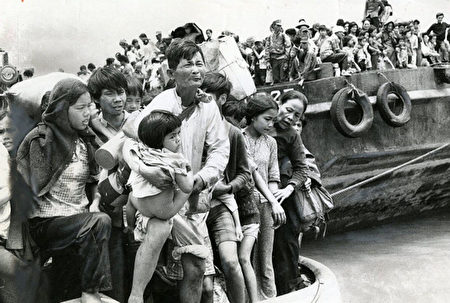 1975年逃离越共的难民。 (Jack Cahill/Toronto Star via Getty Images)