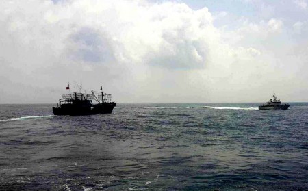 2艘陸船越界澎湖海域拖捕 遭台灣海巡查扣