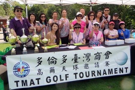 多倫多臺灣商會2015高爾夫球邀請賽檔案照，會長黃麗美（後排左6）與工作人員一起合照。（梁清祥提供）
