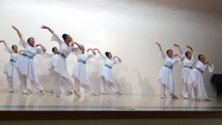 中华艺术协会第18届暑期中国传统舞蹈夏令营学员表演一周的学习成果。（王月娥/大纪元）