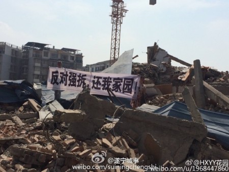8月20晚， 四川遂宁市射洪县太和镇城南保河村发生一起非法强拆事件，黄姓村民的房子在家里无人的情况遭到强拆。（网络图片）