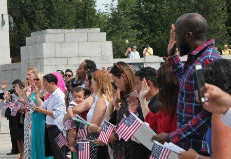 8月25日，33位来自中国等33个国家的移民在华盛顿DC二战纪念碑前宣誓成为美国公民。（何伊/大纪元）