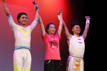 名來自臺灣的老師在表演後接受觀眾的歡呼:（左起）廖景源，江淑惠，王昇陽。(主辦單位提供)
