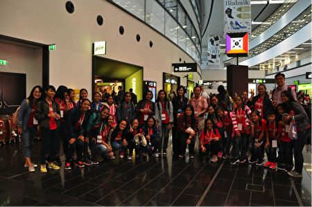 屏东Puzangalan（希望）儿童合唱团12日抵达奥地利维也纳机场，驻奥地利代表处代表史亚平（中）到机场迎 接。（驻奥地利代表处提供）