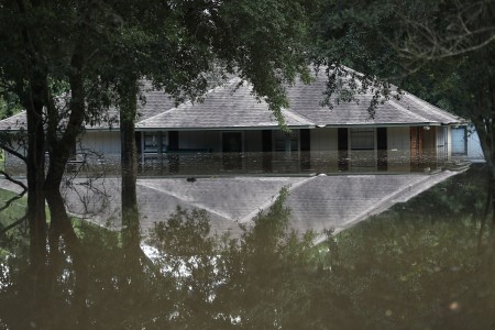 許多家庭泡在水中。(Joe Raedle/Getty Images)