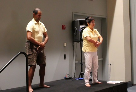 8月20日，美国一年一度的瑜伽博览会（The Yoga Expo）在首都城市华盛顿DC沃尔特.华盛顿会议中心（Walter E. Washington Convention Center）举行。在济济一堂的法轮功功法学习厅内，华府法轮功学员范琳莎（右）在讲解和教大家学习法轮功功法。（于析雨/大纪元）