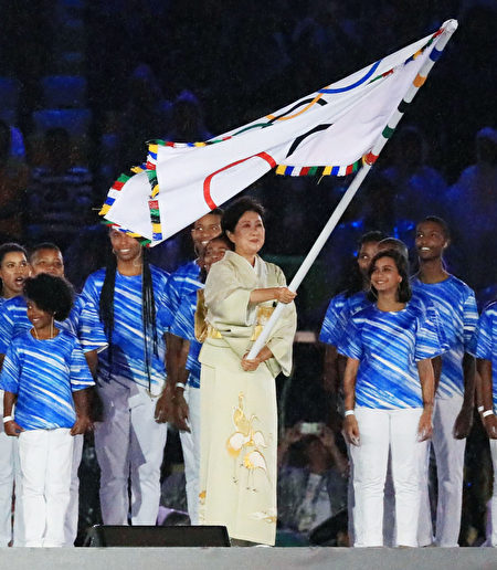 日本东京都知事小池百合子21日在里约奥运闭幕式中接 过会旗，并大力挥舞，象征接棒2020年东京奥运。（共同社提供／中央社） 