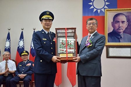新竹县长邱镜淳(右)致赠纪念品给前局长李政晓(左)。（新竹县警察局提供）